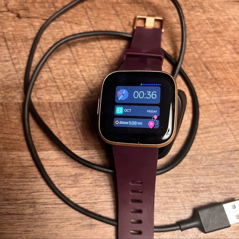 Fitbit Versa 2 purple with charger